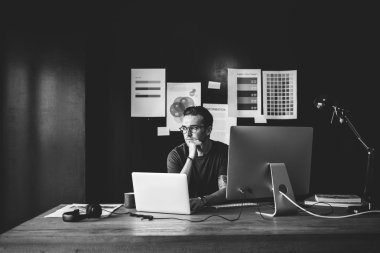 bilgisayarda çalışan adam