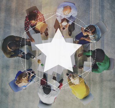 Bir grup insan birlikte çalışma 