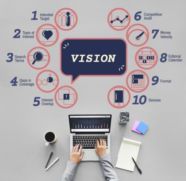 laptop ile çalışan kişi 