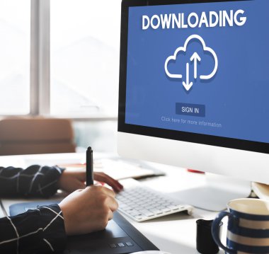 kişi bilgisayar ile çalışma