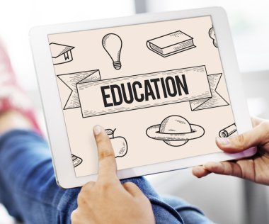 Tablet kullanan kadın