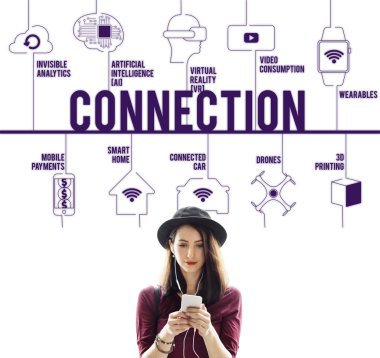 Genç kız holding akıllı telefon