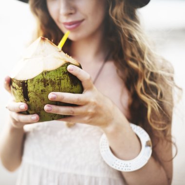 Kadın içme Hindistan cevizi sütü