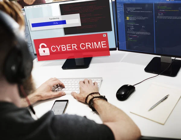 Бізнесмен, робота з кібер-злочинністю концепції — стокове фото