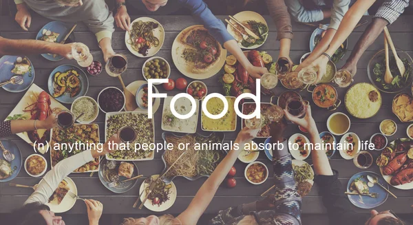Pessoas e alimentos com alimentos — Fotografia de Stock