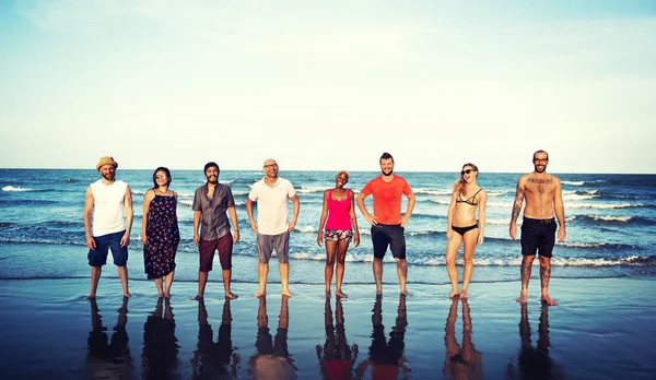 Amigos na praia de verão — Fotografia de Stock