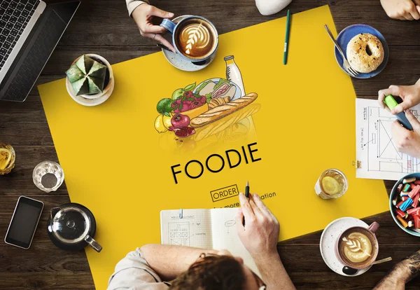 Tabel met poster met Foodie — Stockfoto