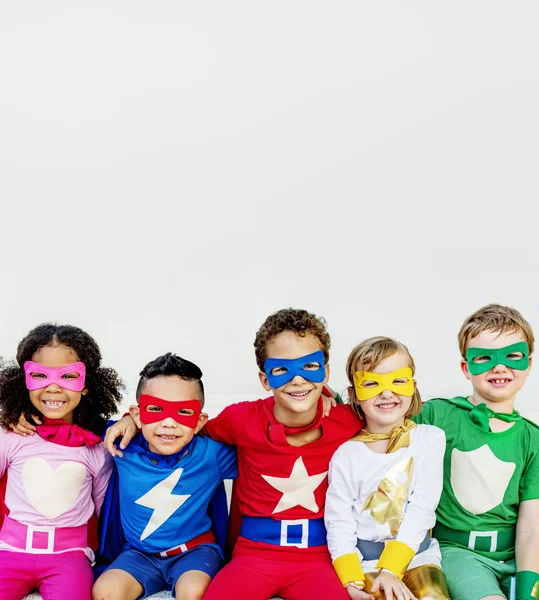 Barnen i superhjälte dräkter — Stockfoto