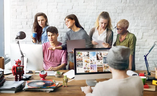 Hipsters travaillant dans le bureau contemporain — Photo