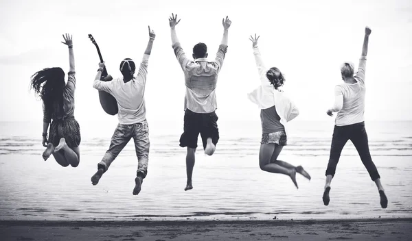 Freunde amüsieren sich am Strand — Stockfoto