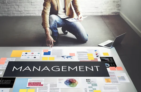 Biznesmen, praca z management — Zdjęcie stockowe