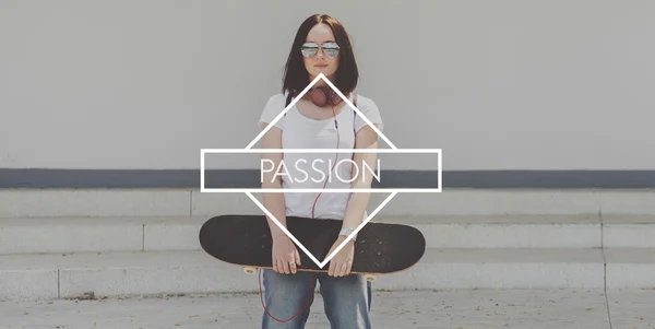 Junges Mädchen mit Skateboard im Hintergrund — Stockfoto