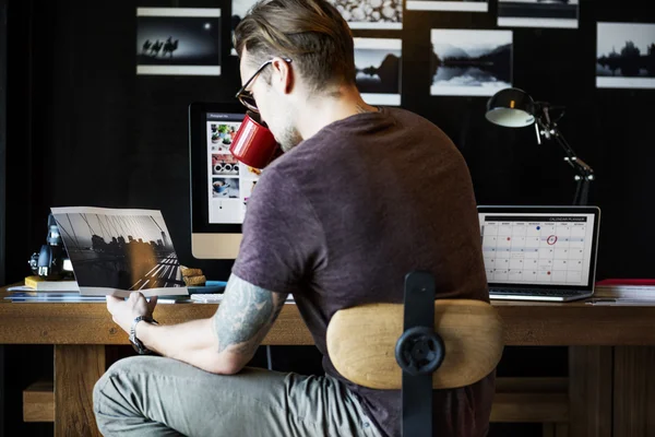 Mann arbeitet mit Computer — Stockfoto