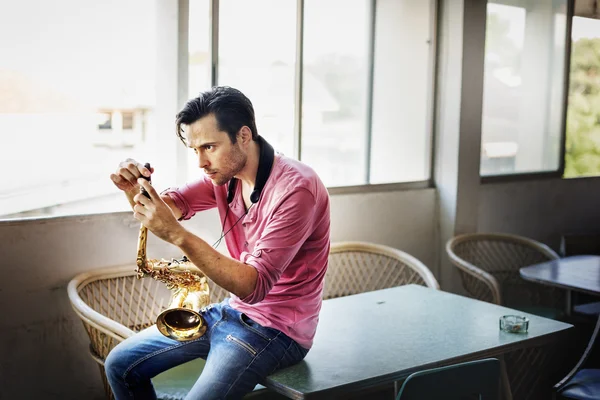 Jazzman sosteniendo el saxofón —  Fotos de Stock