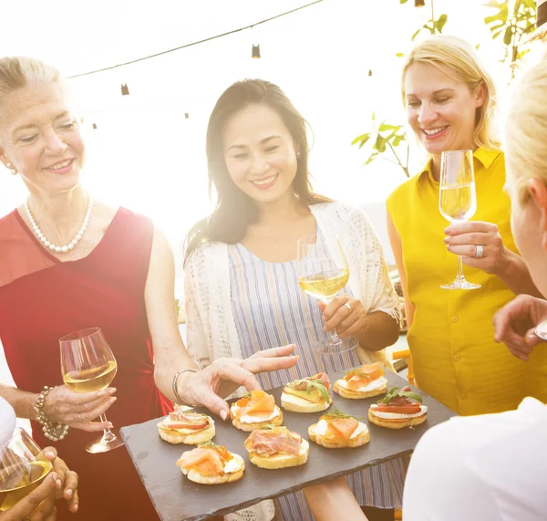 Personas comiendo bocadillos en la fiesta — Foto de Stock