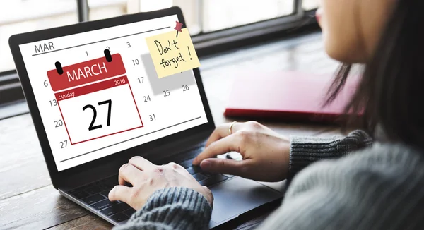 Vrouw werkt met laptop — Stockfoto