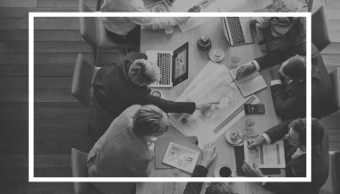 İş ekibi birlikte çalışıyor.