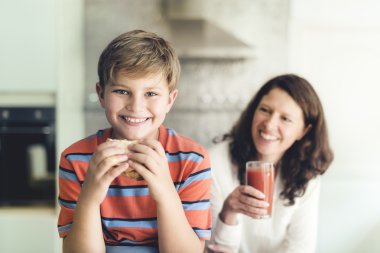 Anne ve oğul birlikte