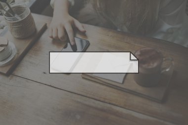 Akıllı telefon kullanan genç kız.