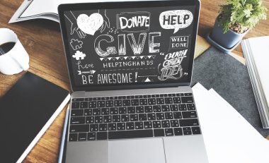 Laptop ahşap masada.