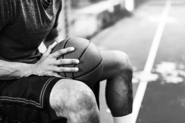 Topu olan basketbol oyuncusu