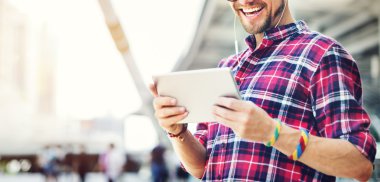 yakışıklı adam tarama dijital tablet