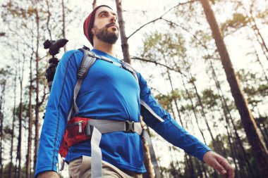 adam ormanda yürüyüş 