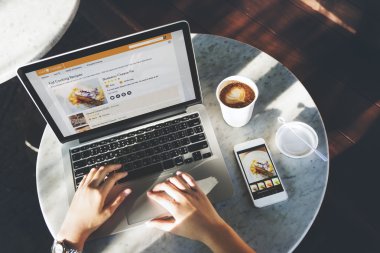 Laptop için yemek tarifleri arama ile kişi