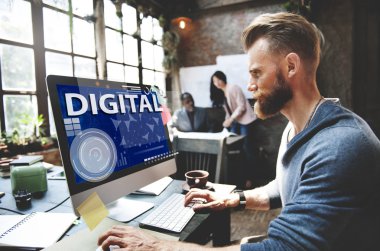 ev ofis bilgisayarı ile çalışan adam