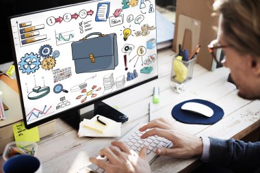 Ofiste çalışan bir iş adamı.