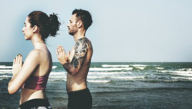  Yoga egzersiz yaparak Çift