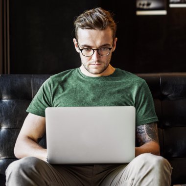 bilgisayarda çalışan adam