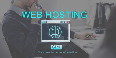 İşadamı ofiste düşünüyor.