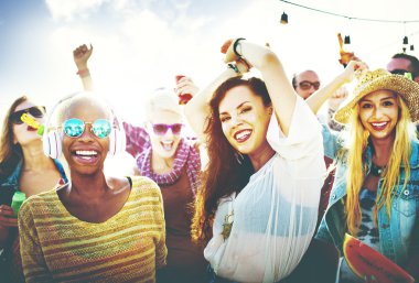 İnsanlar partide dans ediyor. 