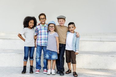 Çocuklar gülüyor ve eğlenin