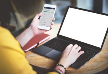 Ofiste laptop kullanan bir kadın