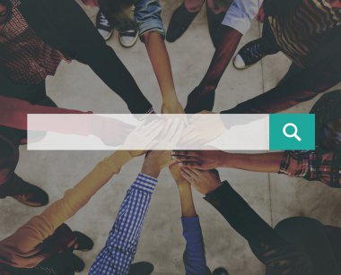 Farklı insanlar tutuşup