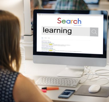 Bilgisayar Kullanan Kadın