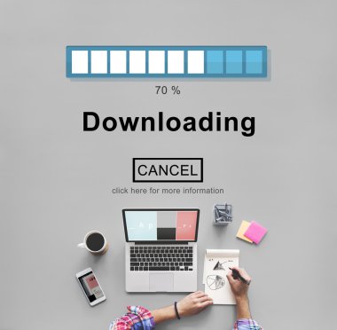 laptop ile çalışan kişi 