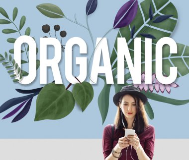 Genç kız holding akıllı telefon