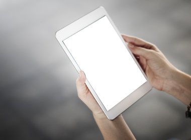 Dijital tablet kullanan kız