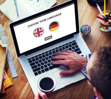 dizüstü bilgisayar kullanan adam