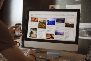 Bilgisayarla çalışma fotoğrafçı