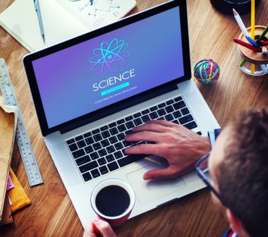 dizüstü bilgisayar kullanan adam