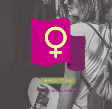 arka plan üzerinde kaykay ile genç kız