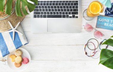 Laptop ve kokteyl masa üzerinde