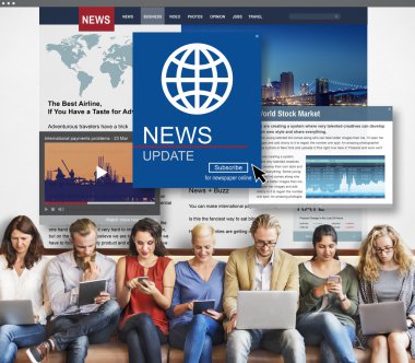 cihazlar ve haberleri ile insanlar oturup