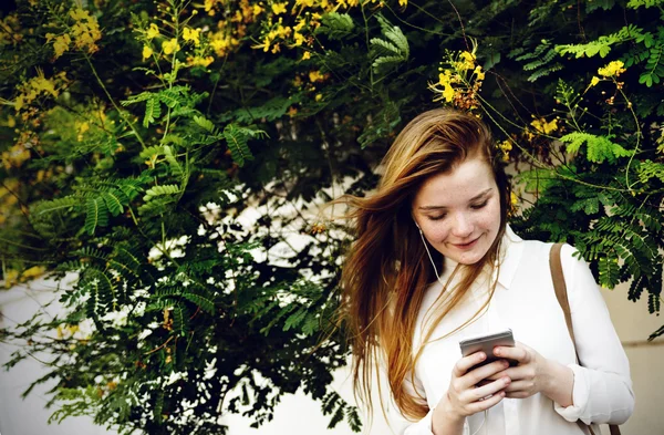 Fiatal lány használ okos telefon — Stock Fotó