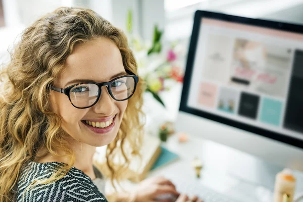 Kvinnlig shopping på nätet. — Stockfoto