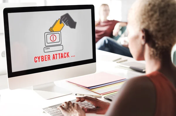 Geschäftsfrau arbeitet mit Cyber-Angriff an Computer — Stockfoto